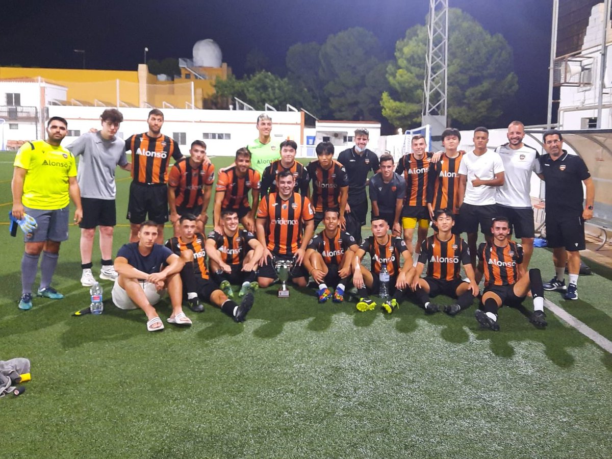 Grande nuestro Amater B, que se lleva el trofeo de <a href="/Albuixechcf/">C.F. ALBUIXECH 🇪🇸</a>, al cual agradecemos su trato e invitación 🖤🧡⚽️💪
<a href="/GolsmediaCVal/">Golsmedia Comunidad Valenciana</a> 
@RegionalVivela