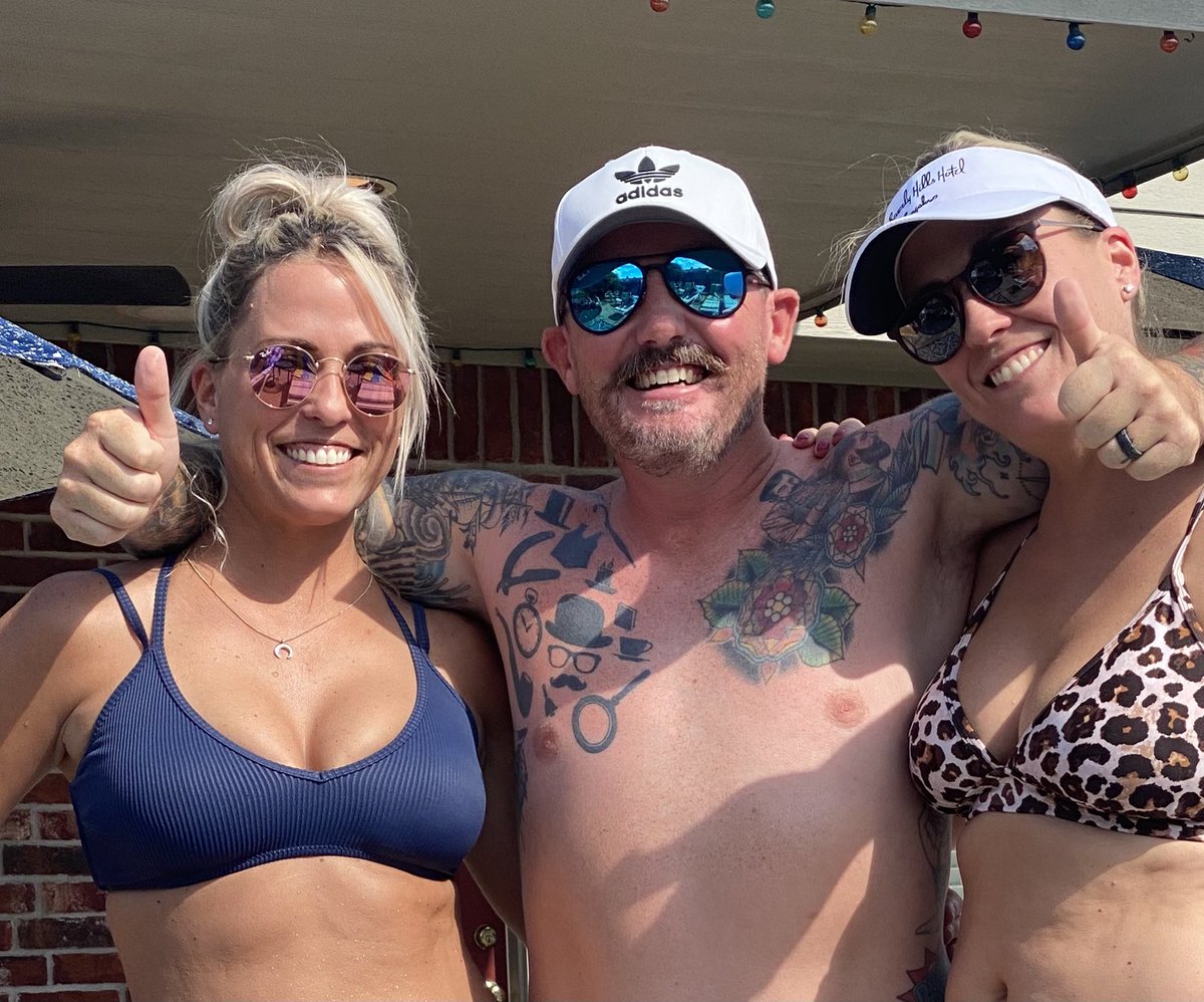 OK_Loyal_RFC's tweet image. Twins Basil!!! @EsserSheryl @blondetwin22 #FantasyFootball #draftweekend #annualtwinpic