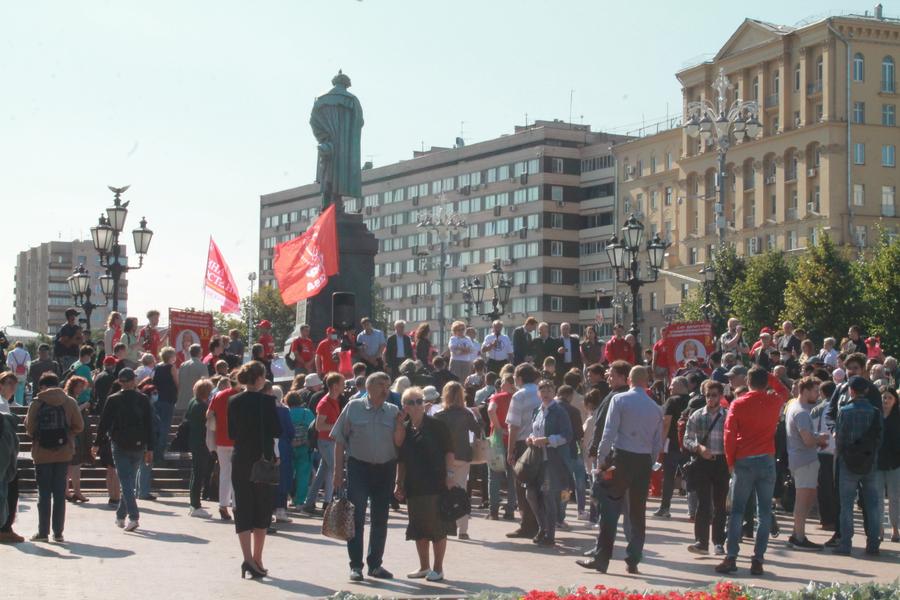 kprf's tweet photo. В Москве прошла встреча депутатов-коммунистов с избирателями за отмену пенсионной «реформы»

https://t.co/M5i3MYzMis https://t.co/laU3Orxhmh