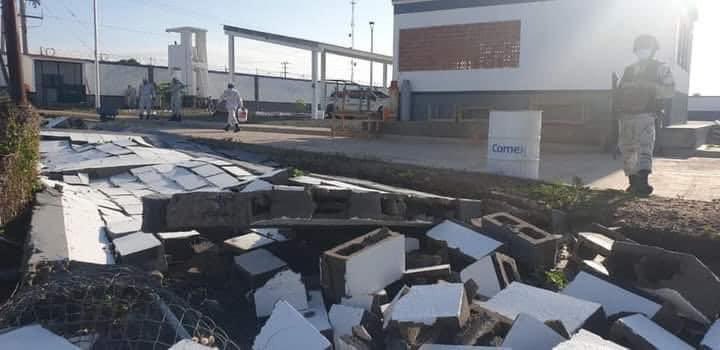 irmisssas's tweet photo. La barda recién hecha en el cuartel de la Guardia Nacional en Guamúchil, Sinaloa, no resistió el viento y se desplomó. 

Soldados haciendo de albañiles, ¿QUÉ PODRÍA SALIR MAL? https://t.co/r4D68Mj43p