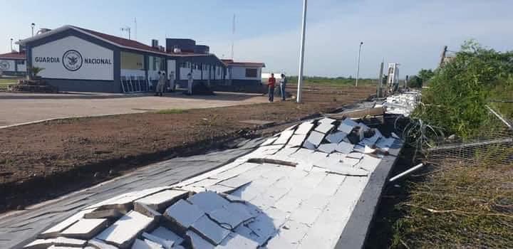 irmisssas's tweet photo. La barda recién hecha en el cuartel de la Guardia Nacional en Guamúchil, Sinaloa, no resistió el viento y se desplomó. 

Soldados haciendo de albañiles, ¿QUÉ PODRÍA SALIR MAL? https://t.co/r4D68Mj43p