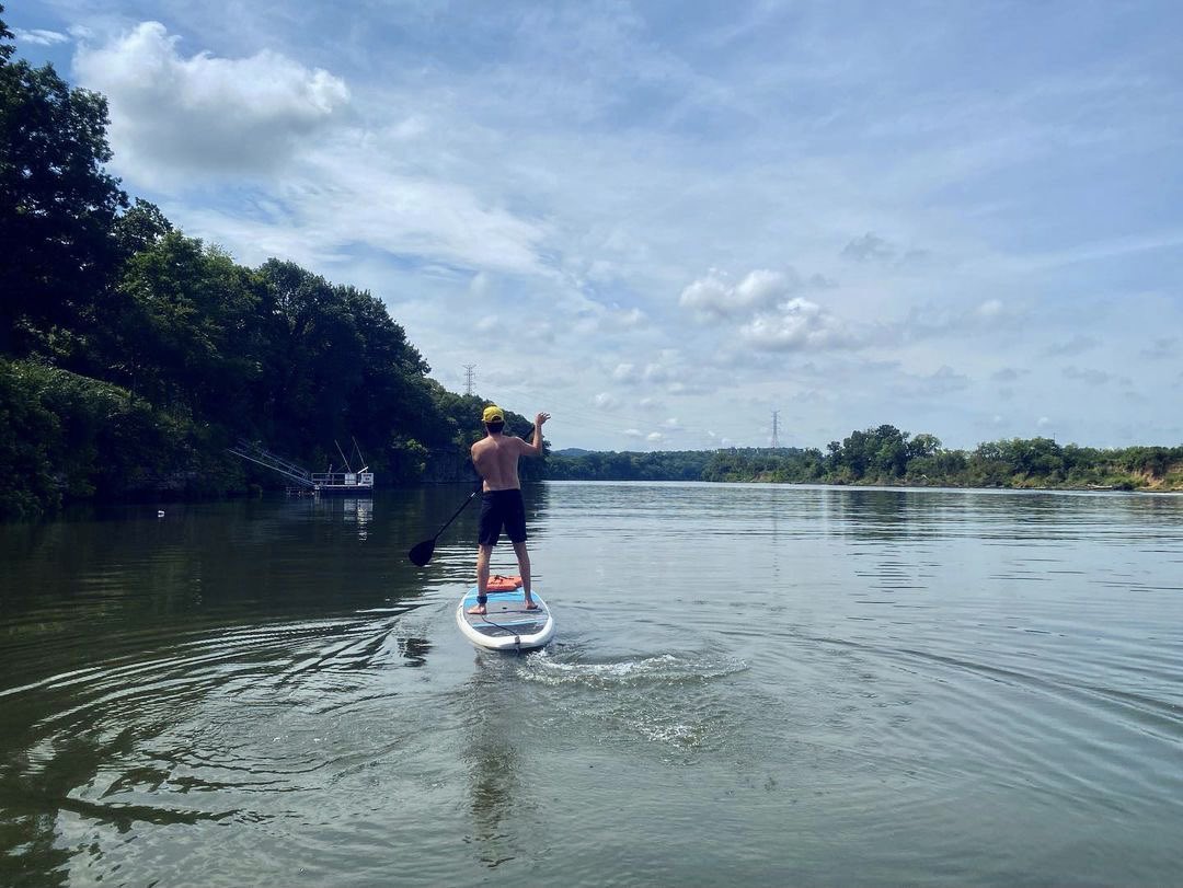 Come spend your weekend with us on the water ☀️ Book your board or kayak at paddleupnashville.com!!