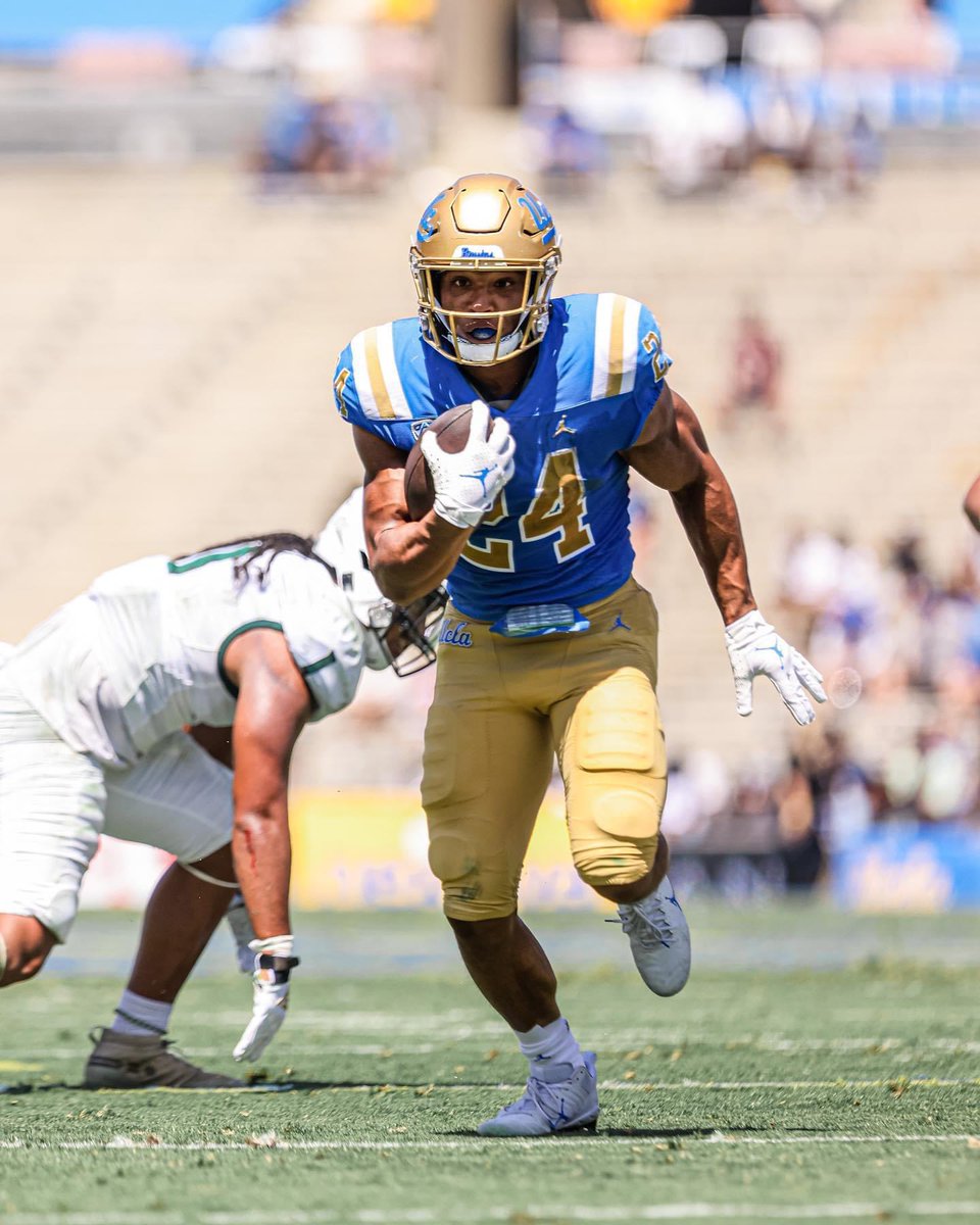 DCtheBruin's tweet image. 3 TD’s in his first game as a Bruin. 
🎵 Someone is making a flashy entrance 🎶 
Yesssssss, Zach Charbonnet, we see you. GO BRUINS!!!!
💙🐻💛💙🐻💛💙🐻💛
#2Snaps 
#4sUp
#8Count
#GOBRUINS
#UCLAFootball
