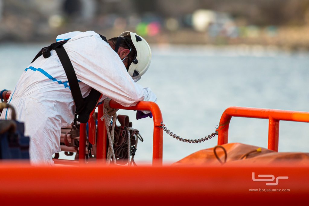 La mejor foto que he podido hacer hoy en #Arguineguin gracias a este #GobiernoProgresista    Un trabajador de <a href="/salvamentogob/">SALVAMENTO MARÍTIMO</a> <a href="/CGTsalvamento/">Salvamento Marítimo</a> después de una jornada durísima con 5 fallecidos. No estaría mal que se les prestara más ayuda, son humanos. #FronteraSur #GranCanaria