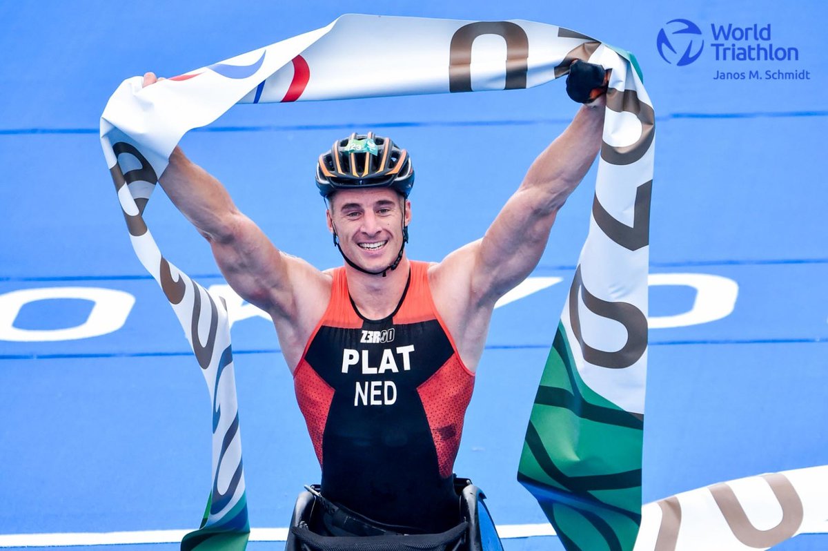 triathlonNL's tweet photo. Paralympisch kampioen🥇@jetzeplat maakt zijn favorietenrol meer dan waar tijdens #ParaTriathlon #Tokyo2020 Wat een held. Gefeliciteerd!! Straks op onze website het raceverslag. En Jetze...rust goed uit kanjer, want er wachten nog 2 gave events op je #ParaCycling @TeamNLtweets https://t.co/uTn7zKERWu