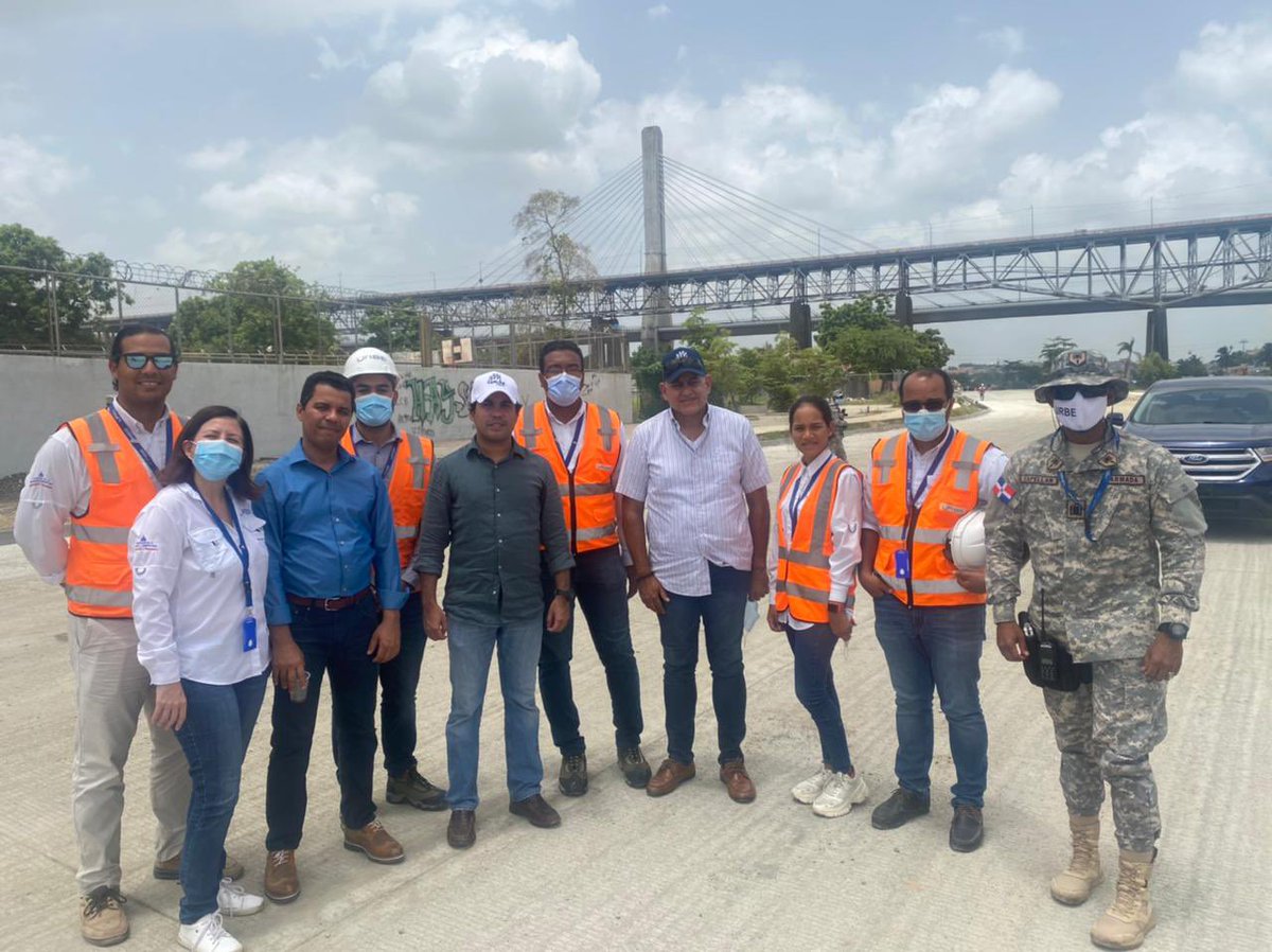 NelsonCamiloRD's tweet photo. Hoy realizamos un recorrido por el corazón de los barrios de La Ciénaga, Los Guandules y Gualey, junto al Viceministro de Desarrollo Social Jaime González, para conocer avances de las obras en Domingo Savio y los proyectos que se planifican desde #UrbeRD.
#EstamosCumpliendo 🇩🇴 https://t.co/hlhbTmclbM