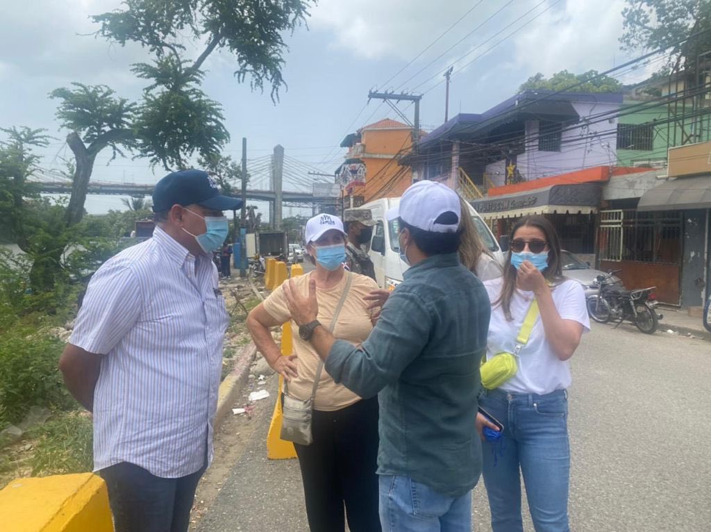 NelsonCamiloRD's tweet photo. Hoy realizamos un recorrido por el corazón de los barrios de La Ciénaga, Los Guandules y Gualey, junto al Viceministro de Desarrollo Social Jaime González, para conocer avances de las obras en Domingo Savio y los proyectos que se planifican desde #UrbeRD.
#EstamosCumpliendo 🇩🇴 https://t.co/hlhbTmclbM