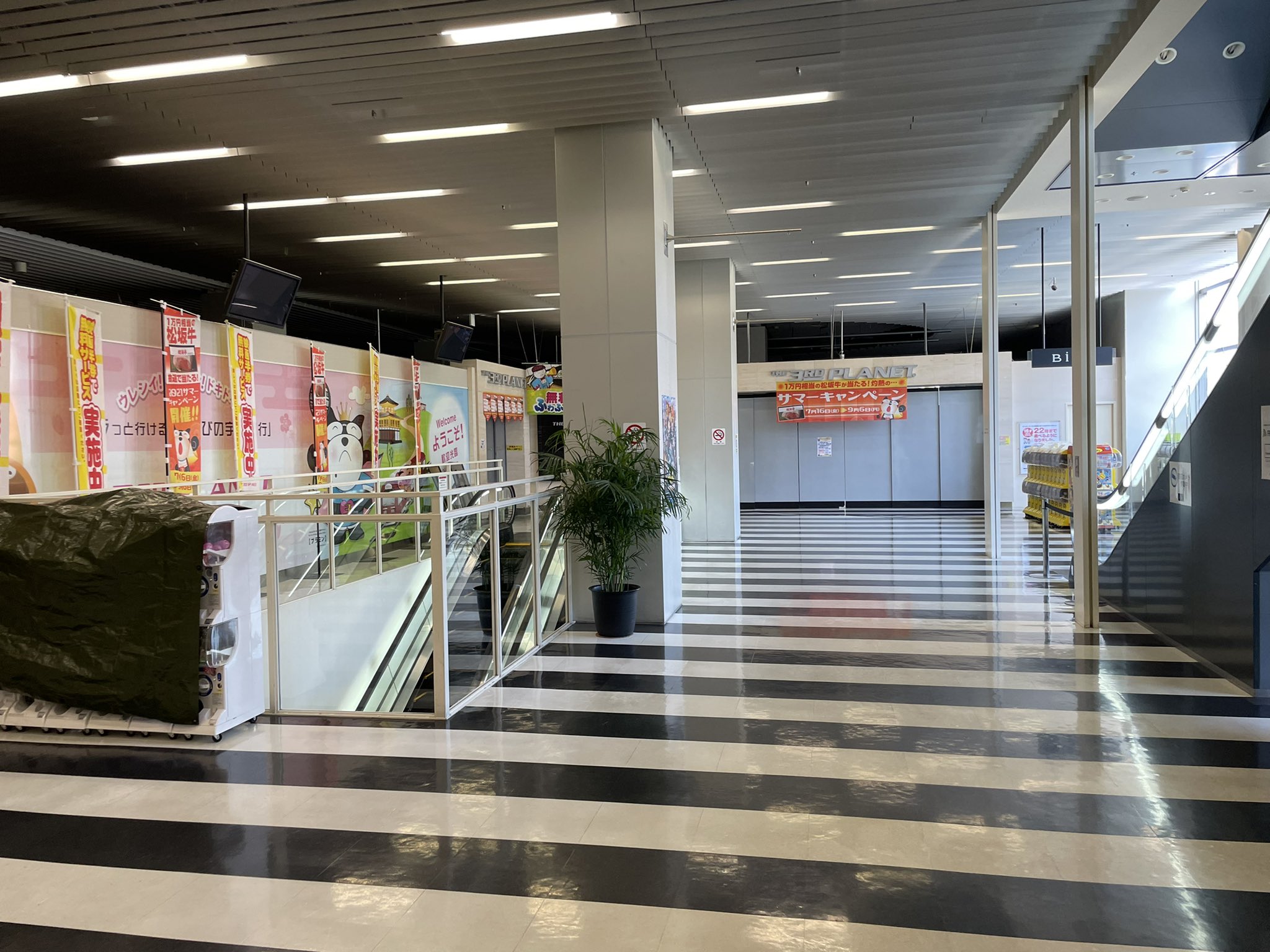 旅人しげちゃん 京都二条駅近くをぶらり朝散歩 8時過ぎのbivi二条に入ってみる 1階のシャッターはちょこっと開き 2階はシーンとしている 3階の駐車場は ほぼ車がない Bivi二条 二条 京都 Tohoシネマズ T Co oi3iuv8v Twitter