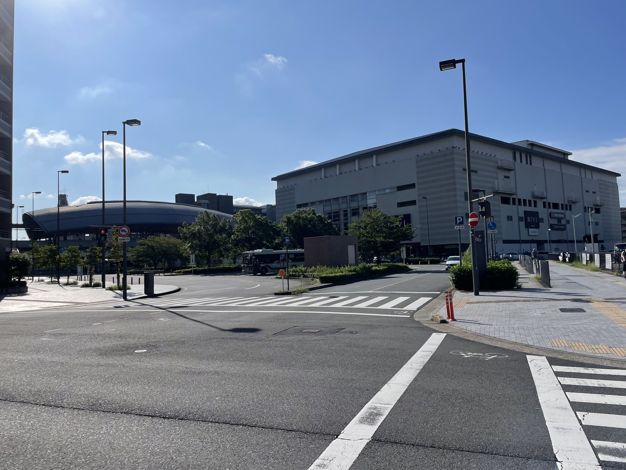 旅人しげちゃん 京都二条駅近くをぶらり朝散歩 8時過ぎのbivi二条に入ってみる 1階のシャッターはちょこっと開き 2階はシーンとしている 3階の駐車場は ほぼ車がない Bivi二条 二条 京都 Tohoシネマズ T Co oi3iuv8v Twitter
