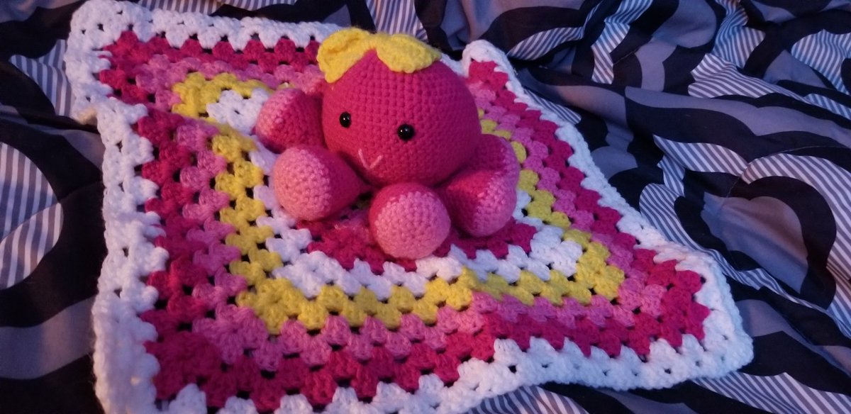 WonderfallC's tweet photo. The octopus will be going to the newest addition to our family the giraffe will be sold. #crochet #babyshowergift #amigurimi #whatsonyourhook https://t.co/kDpGs53OoZ