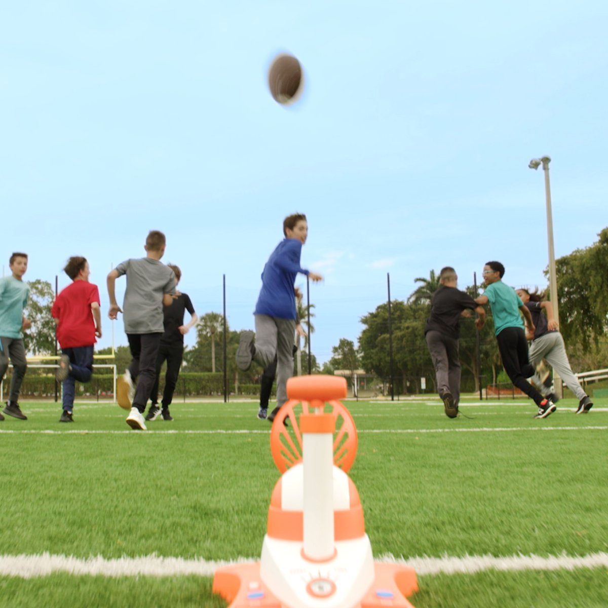 AllProPasser's tweet photo. The #AllProPasser Robotic Quarterback can launch a ball 25 yards &amp; throws a perfect spiral every time! Play with friends or on your own! Run hundreds of plays! https://t.co/RPNwhZzxCs 🏈 #electronictoys #electronicgames #outdoortoys #outdoorgames #holiday #birthday #gifts https://t.co/buT0TgDj63