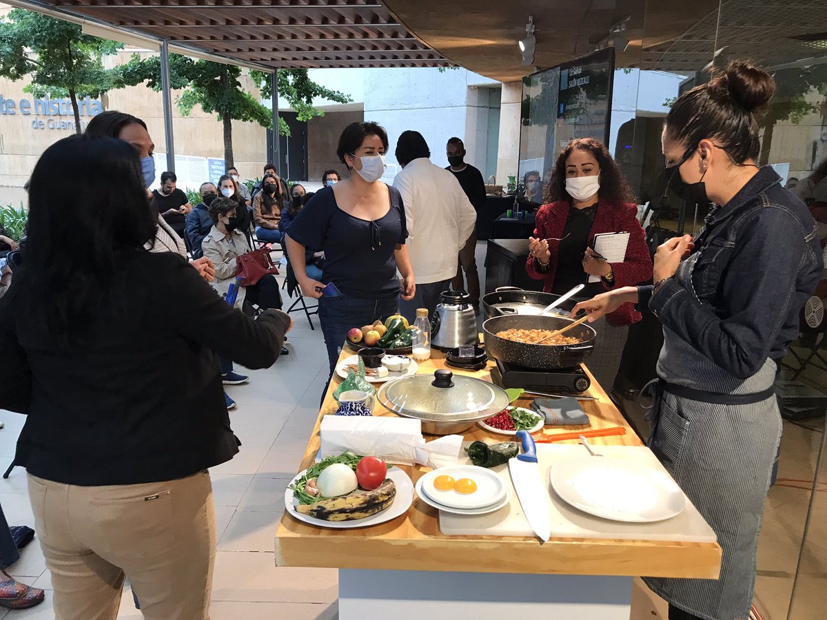 Continuamos con la plática taller de Chiles en Nogada, desde Puebla: <a href="/darthfab/">Fabián Valdivia “el señor de los 📚📚📚”</a> y la chef <a href="/liz_galicia/">liz galicia</a> quienes están invitando a probar los ingredientes a quienes nos acompañan esta tarde en el Museo. #200AñosConsumaciónIndependencia #AquíNacióMéxico