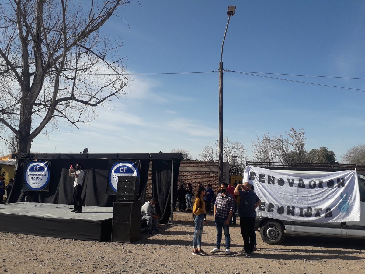 GcPeronista's tweet photo. COMPROMISO FEDERAL 
LISTA 82 F 
3er DISTRITO 
COMPROMETIDOS CON UNA MENDOZA PUJANTE!!!! 
COMPROMETIDOS CON EL FUTURO!!!!
COMPROMETIDOS CON  LOS JÓVENES!!!! 
@CompromisoMdza @JorgePujolMed @FlaviaManoni @DaiisBaigorria @PostizziFabian https://t.co/lSpFKlbHhz