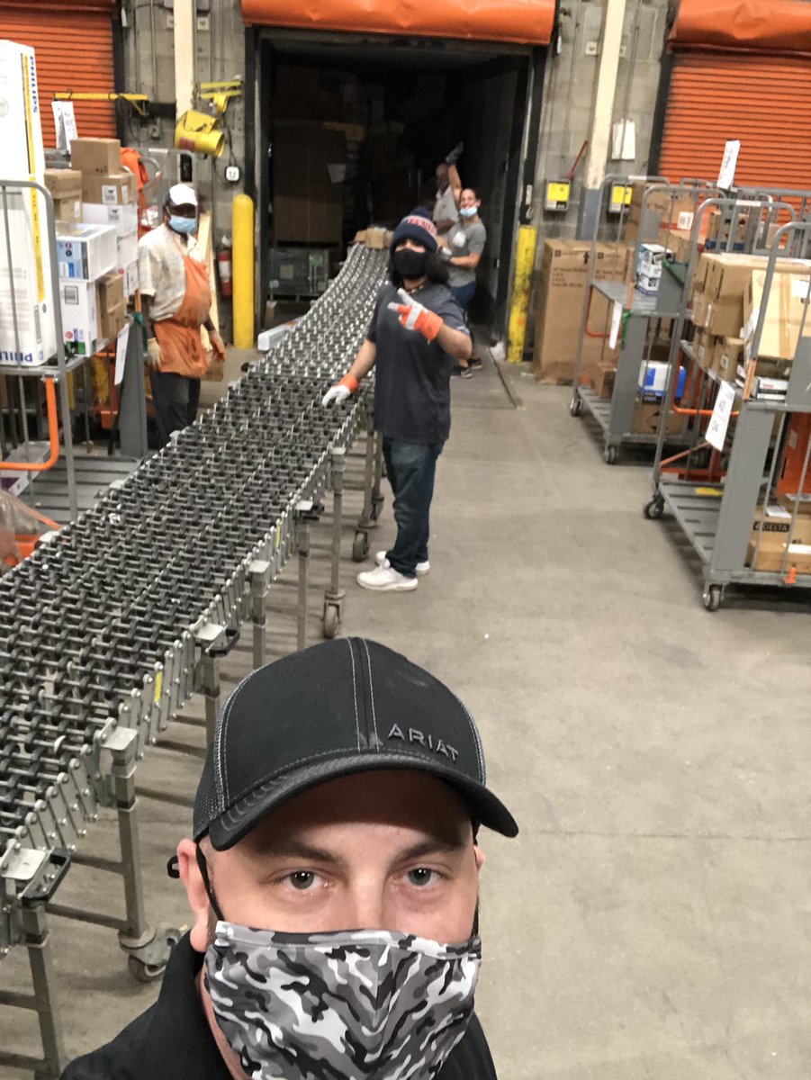 One hand washes the other… Day team supporting the night team to ensure a successful transition. Homers all around for these hard workers. <a href="/grand_alicia/">alicia grand</a> <a href="/MarkLevesqueTHD/">Mark Levesque</a> <a href="/NicoletteH17/">Nicolette Harris</a> #onehomedepot