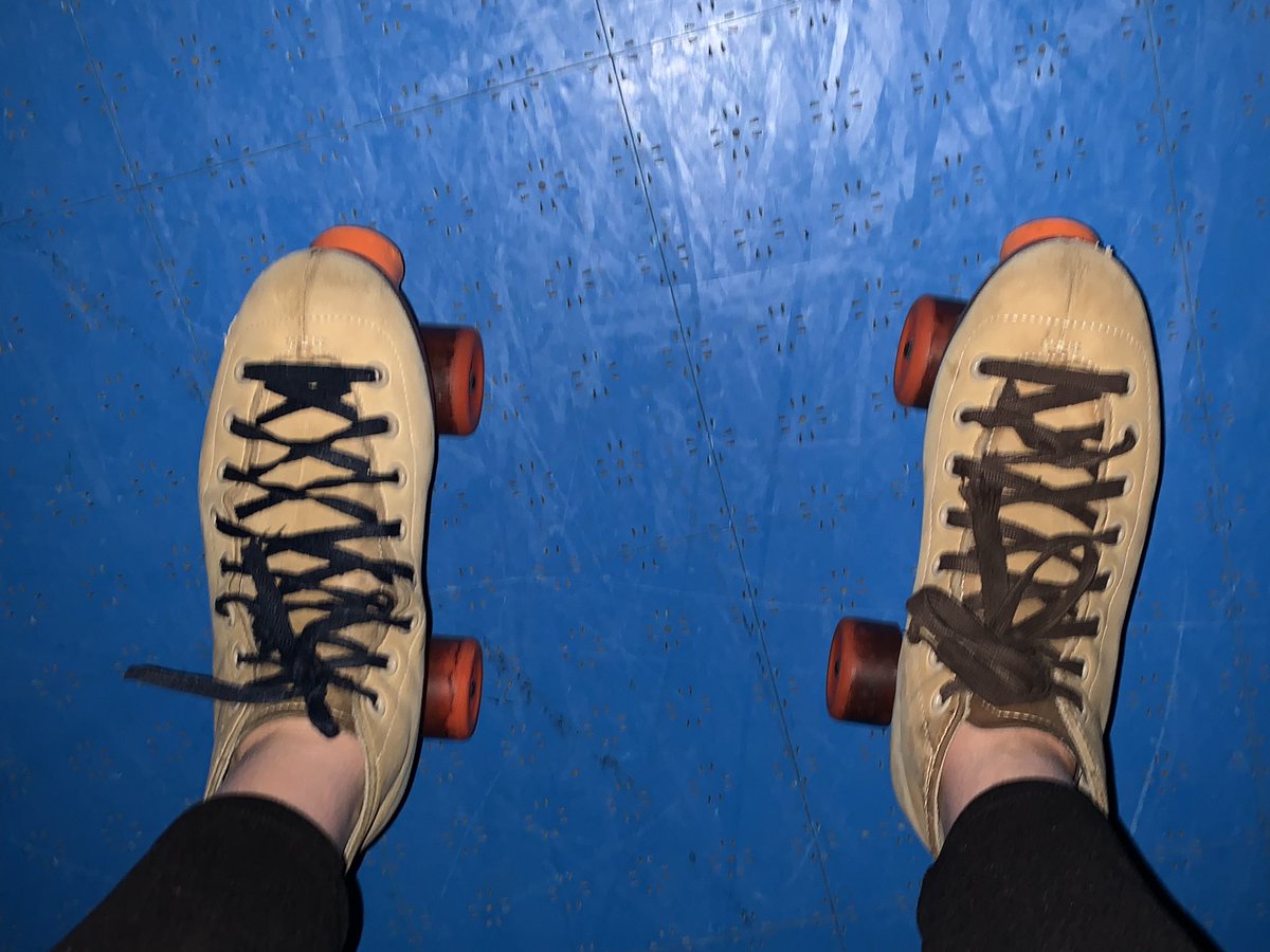 My current situation #kickinitoldschool #rollerskating