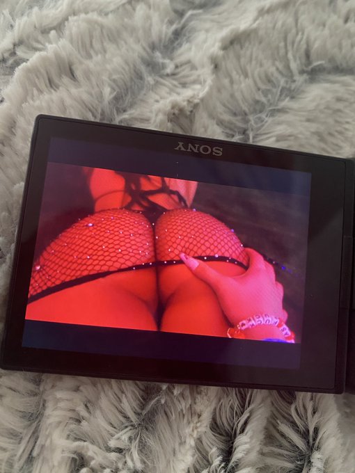 who wanna see the vlog ? https://t.co/6uP9E8IcNj