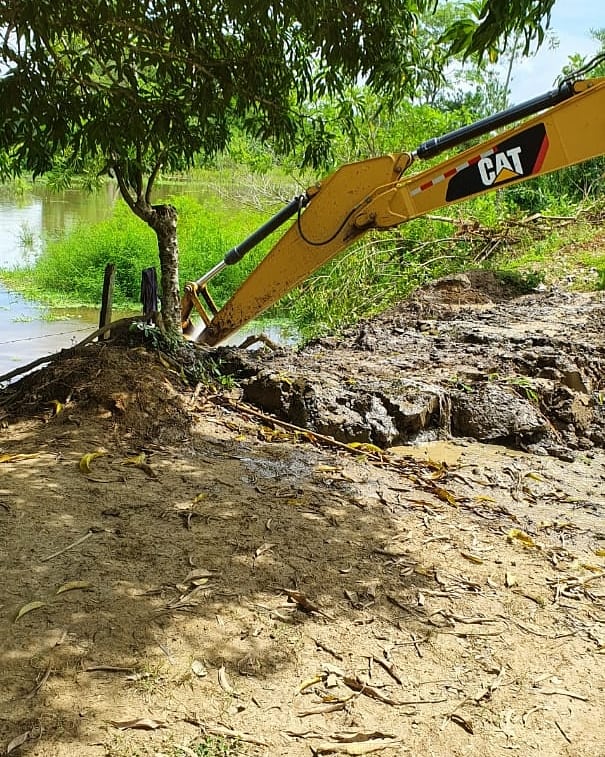 guaranda_suc's tweet photo. A esta hora la Administración Municipal adelantan trabajos de mitigación en el Jarillón de San Matías. Obra que permitirá que las zonas aledañas no se vean afectadas por la creciente del Rio Cauca.
#SosGuaranda #TodosSomosGuaranda #GuarandaTeNecesita https://t.co/5xZ8rwDY6F