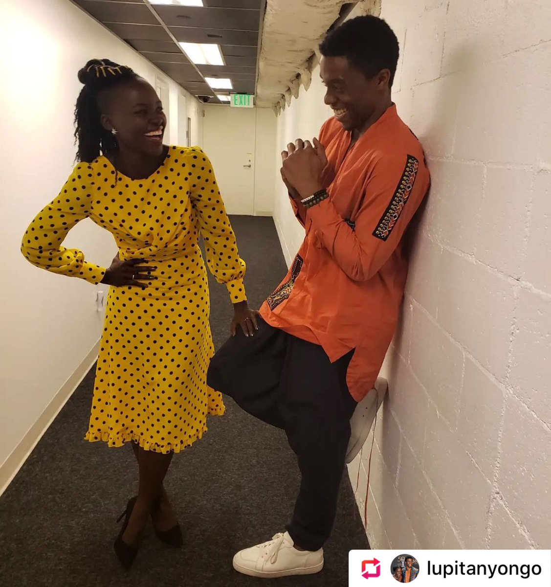 HugoGloss's tweet photo. Quanta saudade... 😞 A morte do nosso inesquecível Chadwick Boseman completa um ano hoje (28). Lupita Nyong'o, amiga e colega de elenco do astro em #PanteraNegra, fez uma homenagem bastante especial nessa data de muita tristeza. "Eu + https://t.co/UMqGx5Tdwy (📷: Instagram) https://t.co/4kfTChN7VS