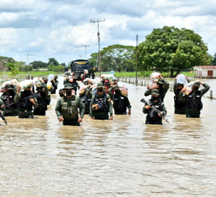 VanessaOrtizz's tweet photo. El ejército militar de diferentes países:

Venezuela - EEUU - Colombia https://t.co/pUnM4SUB6N