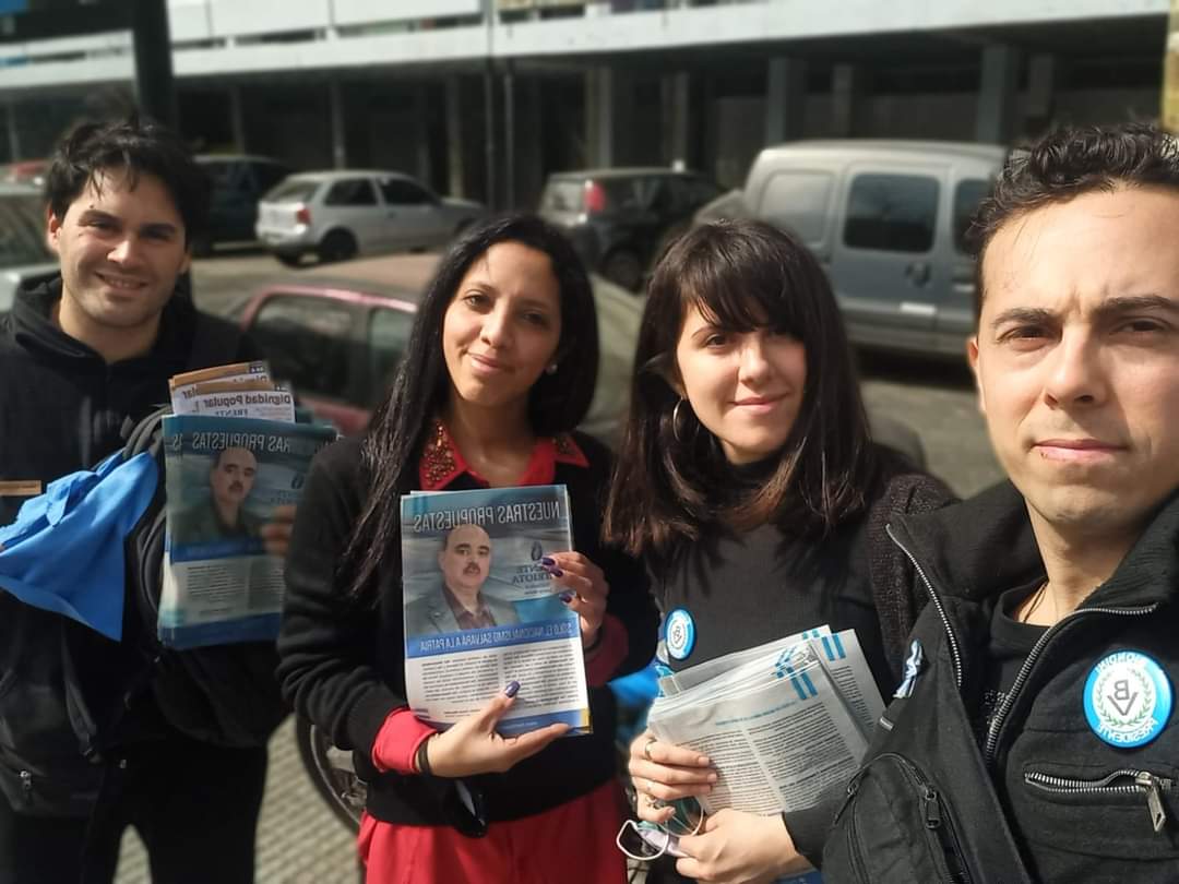 ftepatriota's tweet photo. #CABA Esta mañana militantes del #FrentePatriota realizaron una actividad de difusión de propuestas y boletas en el barrio de #VillaLugano, con excelente recepción de los vecinos. Recuerden que en la Ciudad el FP es la #Lista88, con Héctor Jaime como 1er candidato a Diputado. https://t.co/yJRW8hcTJf