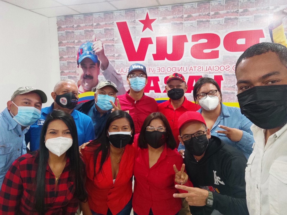 #Sab28Ago || En reunión de trabajo del Bloque de Diputados y Diputadas del estado Lara, se estableció el plan para el proceso de Consulta pública de la Ley del Parlamento Comunal Nacional.
Nosotros Venceremos! 

#DesplieguePorLluvia 

<a href="/NicolasMaduro/">Nicolás Maduro</a> 
<a href="/dcabellor/">Diosdado Cabello R</a>
<a href="/luismarcanos/">Luis Marcano</a>