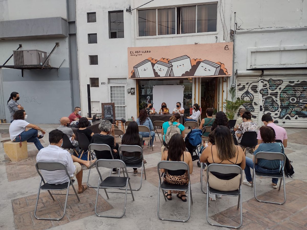 heridasabier's tweet photo. #MemoriaDiaria| Las fundadoras e integrantes de los diferentes colectivos de búsqueda de personas desaparecidas comparten sus experiencias de lucha en una mesa organizada en El Astillero Libros.
#FUUNDEC #GrupoVIDA #VOZQUECLAMAJUSTICIA https://t.co/pGVql3F7Xh