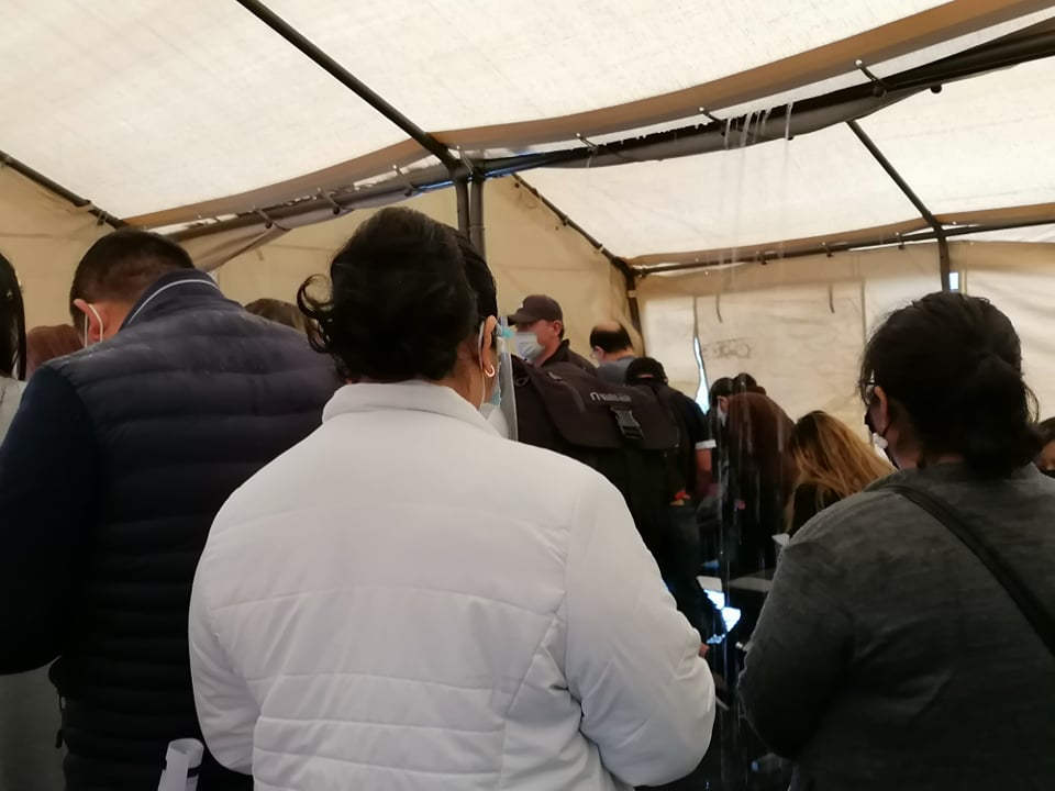 #VíaCorreo 📨| Denuncian que en clínica 66 del <a href="/Tu_IMSS/">IMSS </a>, en #Xalapa, no toman medidas de prevención a pacientes con #COVID. Aún con el virus, tuvo que esperar a que le autorizaran su incapacidad, rodeado de gente e incluso niños.
bit.ly/3jqTDWq
#ChécaloEnAlCalor