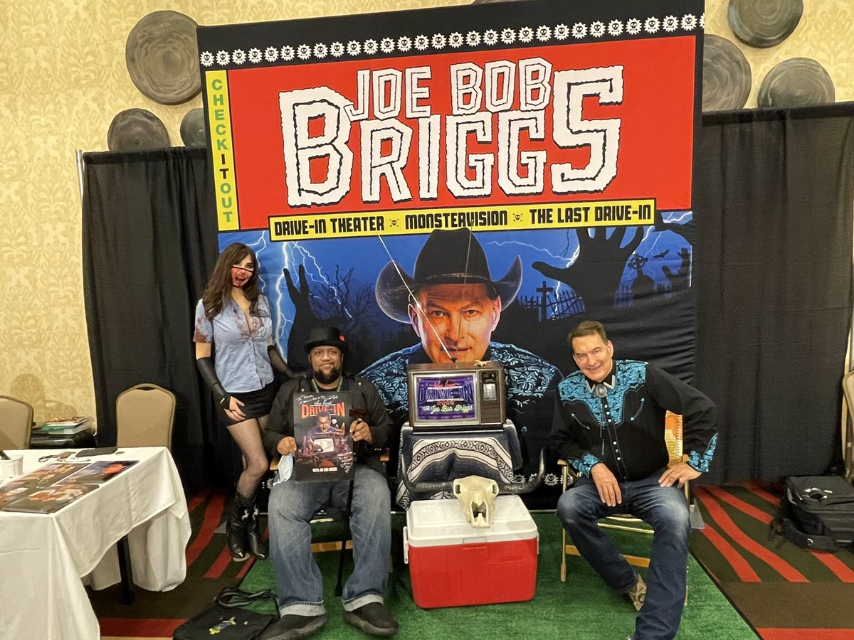 wiccaburr's tweet image. And I finally got to meet Darcy @kinky_horror so I had to get a second pic with @therealjoebob #crypt21 #crypticonseattle