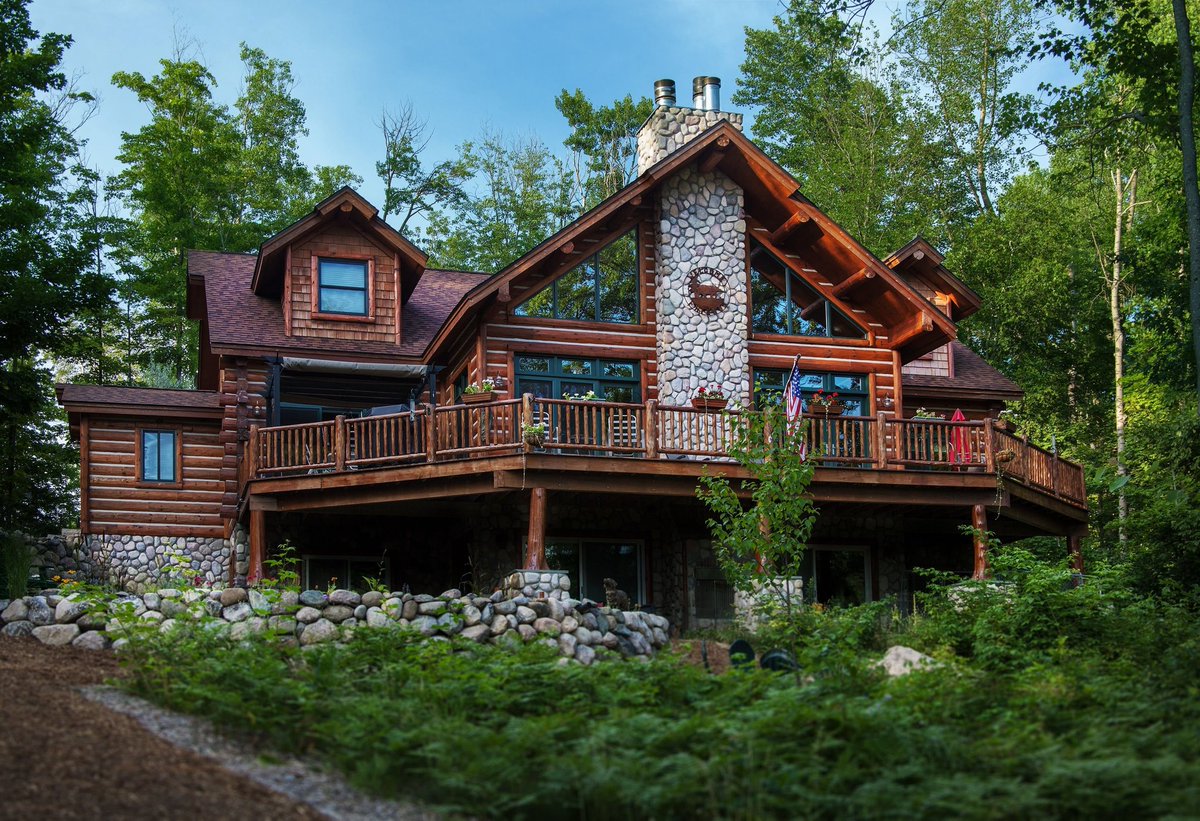 Стоят три дома деревянный. Дом в лесу. Деревянный дом в лесу. Фасад в альпийском стиле. Каменно деревянный дом.