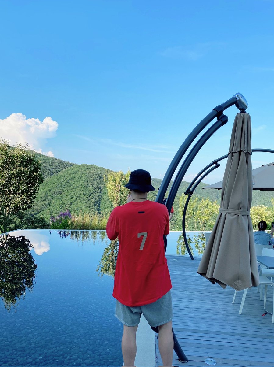 kucinggendut__'s tweet photo. Summer-nya Namjoon dipake buat jalan2 ke galeri seni yang namanya San Museum (Space Art Nature). Arsiteknya Tadao Ando, Bapak panutanqu (ya Gusty how to not doubled fangirling rnnn).

Ini kesekian kali Joon pose di hot spotnya San.
Aku mau pamerin karyanya Bapak Ando sedikit ya! https://t.co/wOtwsBHmuZ