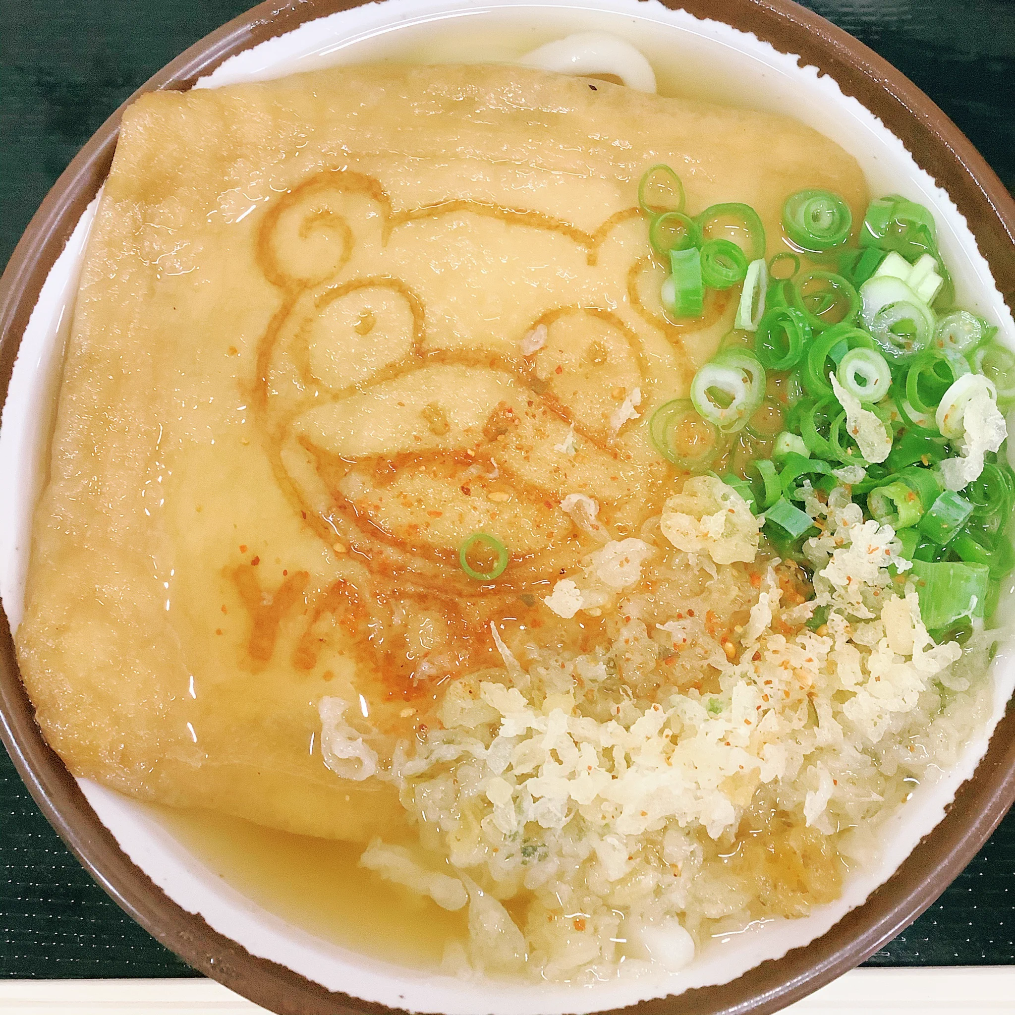 @takedaken28 初めまして！2019年に行った時しこたま買ってきました＾😹和三盆、実は可愛すぎて今だに食べれてません💦
これは現地のうどん屋さんで食べたヤドンのうどんです 