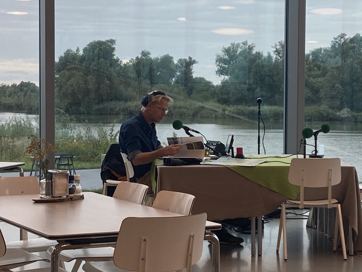 Vroege vogels live vanaf het Biesbosch MuseumEiland. Presentator Menno Bentveld in actie.