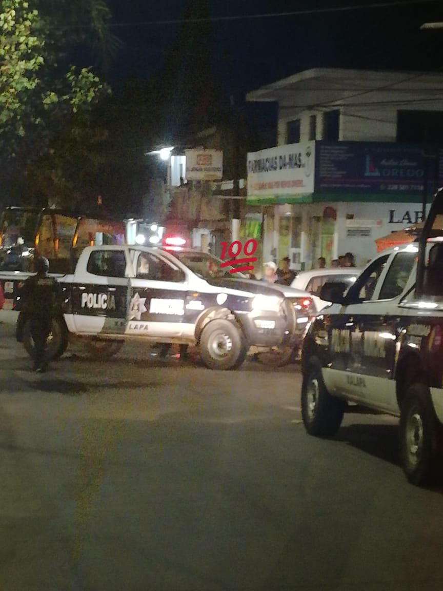 XalapaEnAlerta's tweet photo. #UltimsHora
Se registra aparatoso accidente en la campo de tiro . Una patrulla de la municipal involucrada .
##Xalapa #Veracruz https://t.co/Gv6M15zBbz