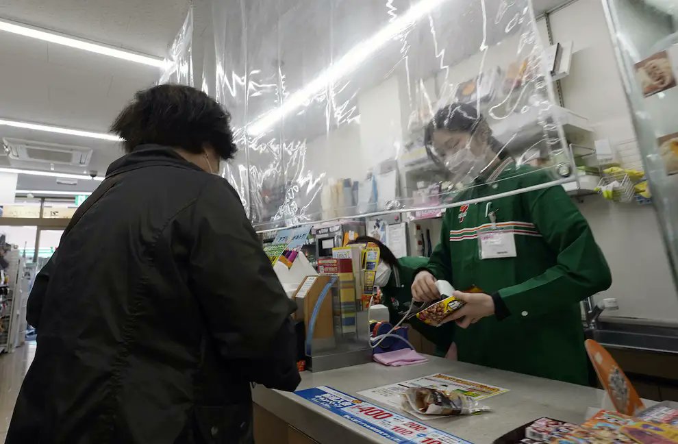 よく行くコンビニで店員さんがマスクして懸命に働いている。長時間の仕事のため、口の周りがかぶれるとのこと。立ちっぱなしで夏の仕事はさぞきついでしょう。店員さんご苦労様です、いつもありがとう。#  コンビニ店員、#コンビニ