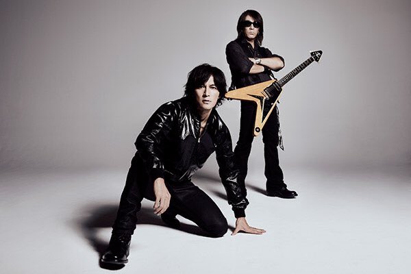 Bz_s_and_a_DoAs's tweet image. 先日【フォトウェディング】の撮影が全て終亮し、B'z・Do As Infinityになりきってきました!!👫📸✨✨
アー写のポーズ以外にはツアータオルを持って撮ったり、教会で撮ったりして、夫婦大満足な撮影会が出来て幸せなひと時を過ごせました☺️🙌
ちなみにギターはこの撮影のために買いました笑😁👍🎸