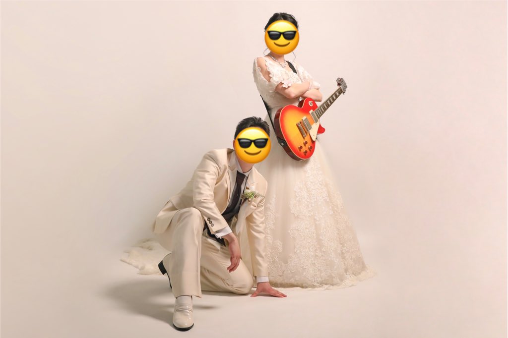 Bz_s_and_a_DoAs's tweet image. 先日【フォトウェディング】の撮影が全て終亮し、B'z・Do As Infinityになりきってきました!!👫📸✨✨
アー写のポーズ以外にはツアータオルを持って撮ったり、教会で撮ったりして、夫婦大満足な撮影会が出来て幸せなひと時を過ごせました☺️🙌
ちなみにギターはこの撮影のために買いました笑😁👍🎸