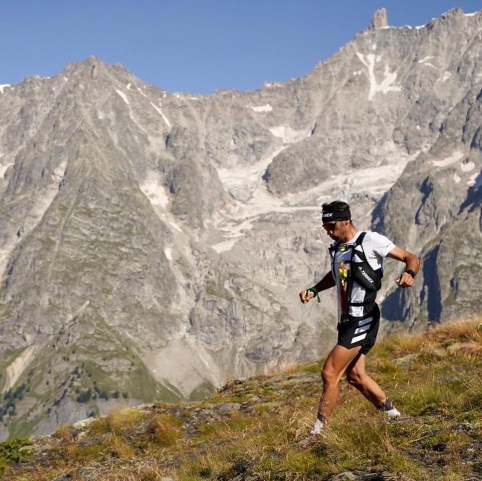 Blanco o negro ….Es lo que tiene ponerse un dorsal… Gracias por vuestro apoyo incondicional, sois lo mejor 👏🏼 @adidas_ES #Terrex #leki @Huesca_LaMagia @Nutrinovex 📸 @riffraff002 @Talkultra #patieslavidachaval #aquesitiosostraigo