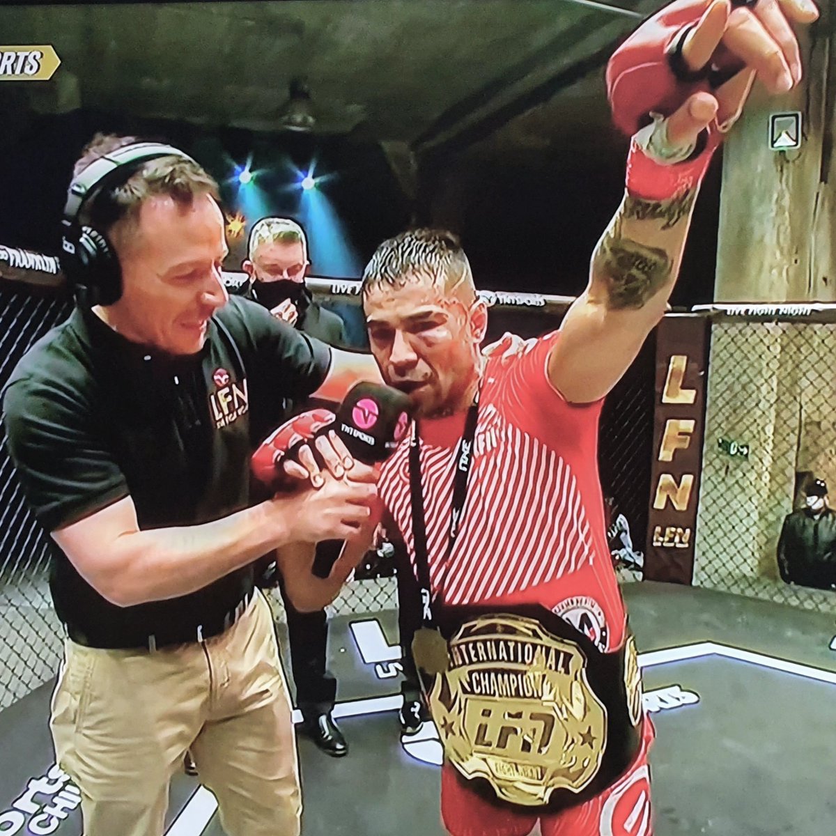 eljanovega's tweet image. #AlfredoMuaiad, deportista puentealtino q sin ayuda del Estado (sí del #TeamBarrioFranklin donde entreno o intento 😅), se convirtió en campeón del #LFN3. No hay en Chile apoyo real a promesas del deporte. ¿Alguna duda después de #JJOO?
Arriba los negocios y locales de barrio ✊