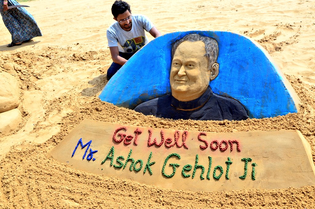 sandartistajay's tweet image. Get well soon @ashokgehlot51 ji. #AshokGehlot #GetWellSoon_Gahlot_G today my #sand_art at #pushkar_desert.