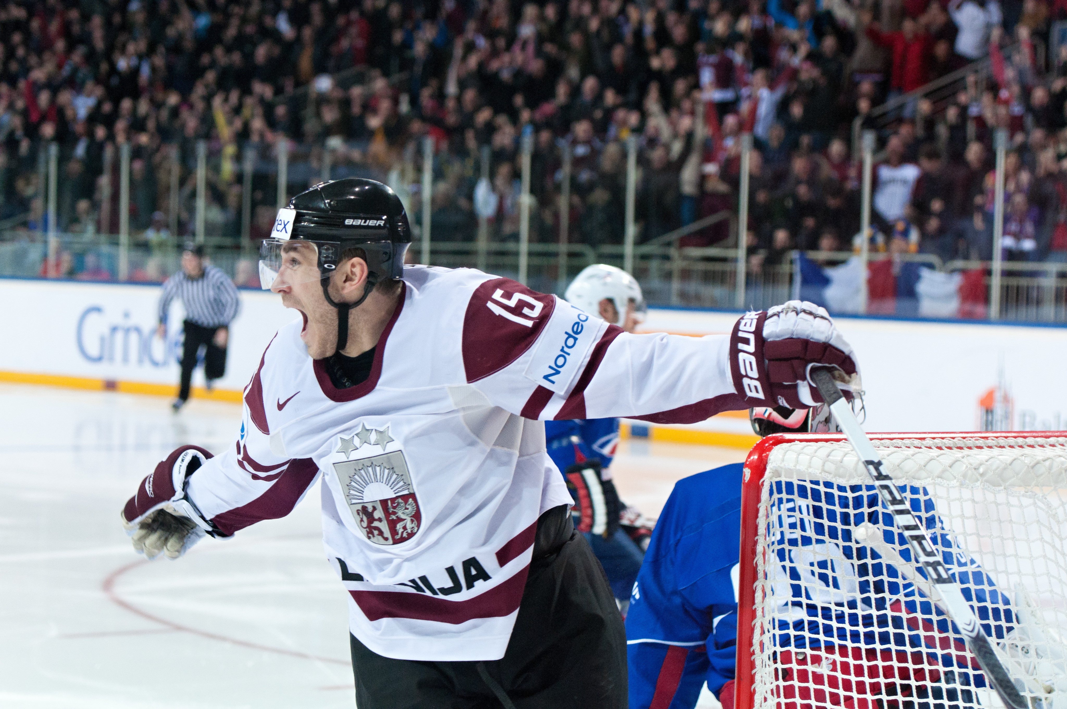 E979ud6XoAM7G_i?format=jpg&name=4096x409