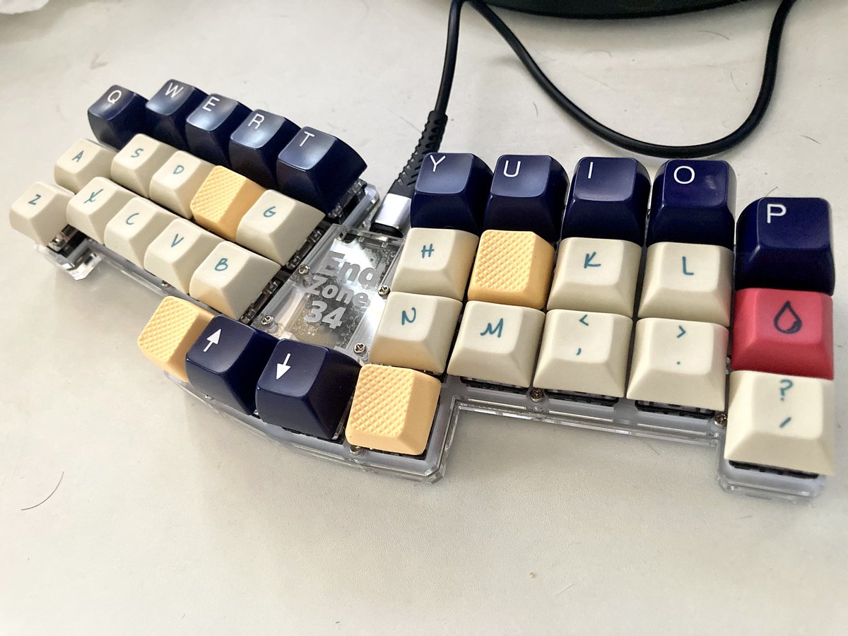 ট ইট র 大塚角満 また自作キーボードの新兵器を導入してしまった W でもこのend Zone34 めちゃくちゃ俺に合う ホームポジションから手をまったく動かさず欲しい数字 記号 すべてイケる ちなみにキーキャップがバラけてるのは 高さを変えて打ちやすさ