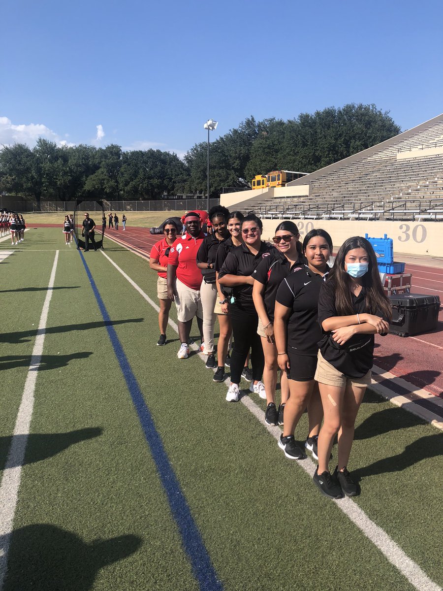 Creekview_SpMed's tweet photo. Student Athletic Trainers hard at work!!! #creekviewsportsmedicine @CreekviewLeads https://t.co/RXwhNTDiRa