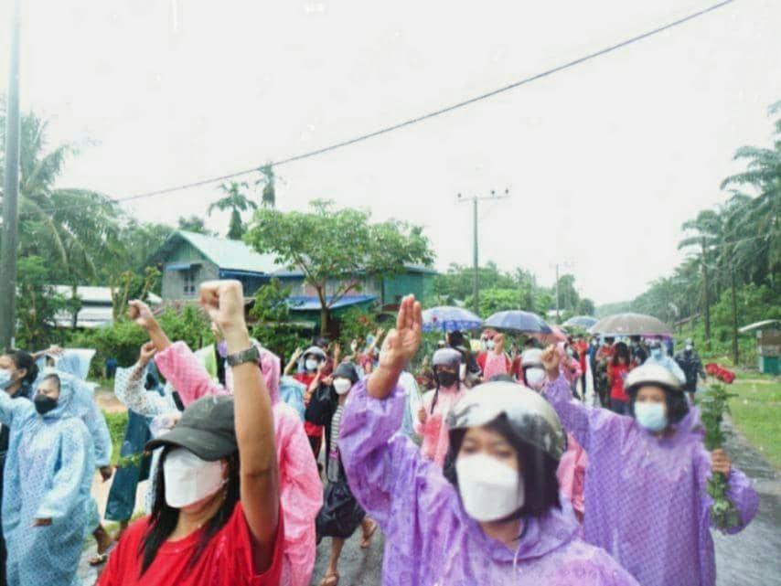 HURFOM's tweet photo. Teen girls organized a Long Lone protest. The majority of the protestors are women and young men from different wards and quarters of Long Lone Township joined the protest. "Young people-led strikes are continuing almost every day, exposing their desire to end dictatorship." https://t.co/WC2JG1Qf3y