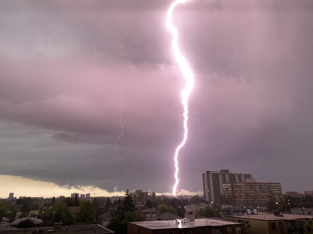 jkchan24's tweet photo. Photo taken during the severe thunderstorm this evening #Toronto #Thunderstorms https://t.co/b14x60Wdjn