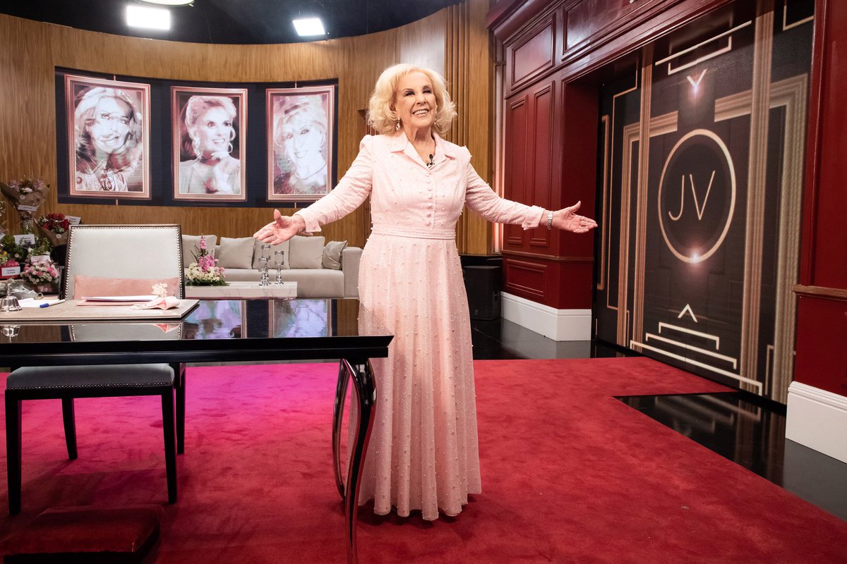 lrdames's tweet photo. Volvió y, como siempre, emociona e inspira. #Mirtha https://t.co/FcYf5i55ol