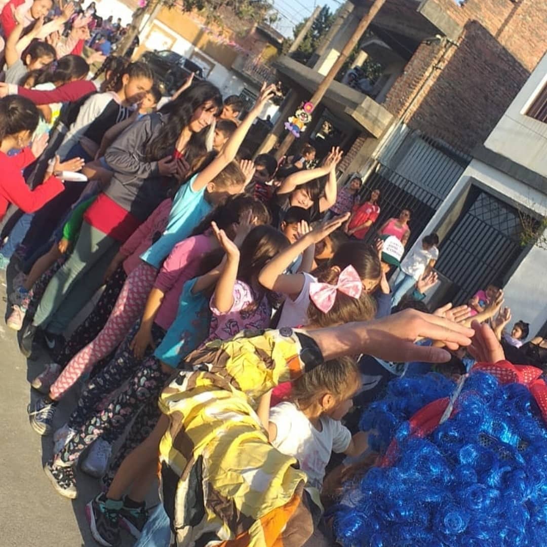 FESTEJOS DÍA DE LA NIÑEZ

Seguimos de festejos está ves estuvimos en el B° Ciudadela Sur haciéndo pasar un día genial como ellos se lo merecen. Muy agradecido con nuestro conductor Juan Luis Manzur y el Diputado Carlos Cisneros pasaron un día con Muchas sorpresas.