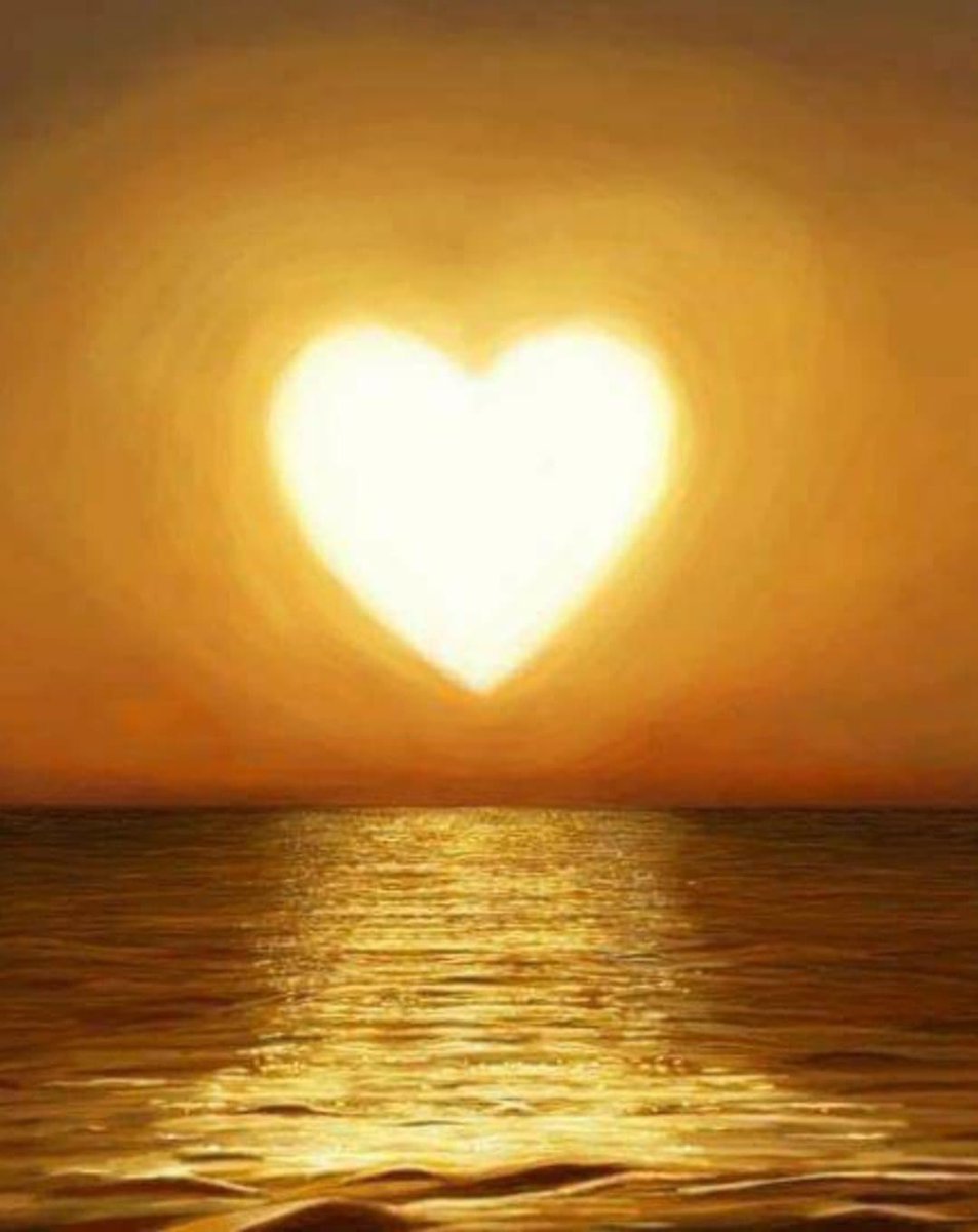 mamaruza78's tweet photo. “En momentos difíciles,
se me ocurre mirar el cielo y recordar que hay alguien en mi corazón que nunca me abandona y me da la fuerza para seguir adelante”
#FelizNoche💛🍀💛 https://t.co/mBkE3UIUD3