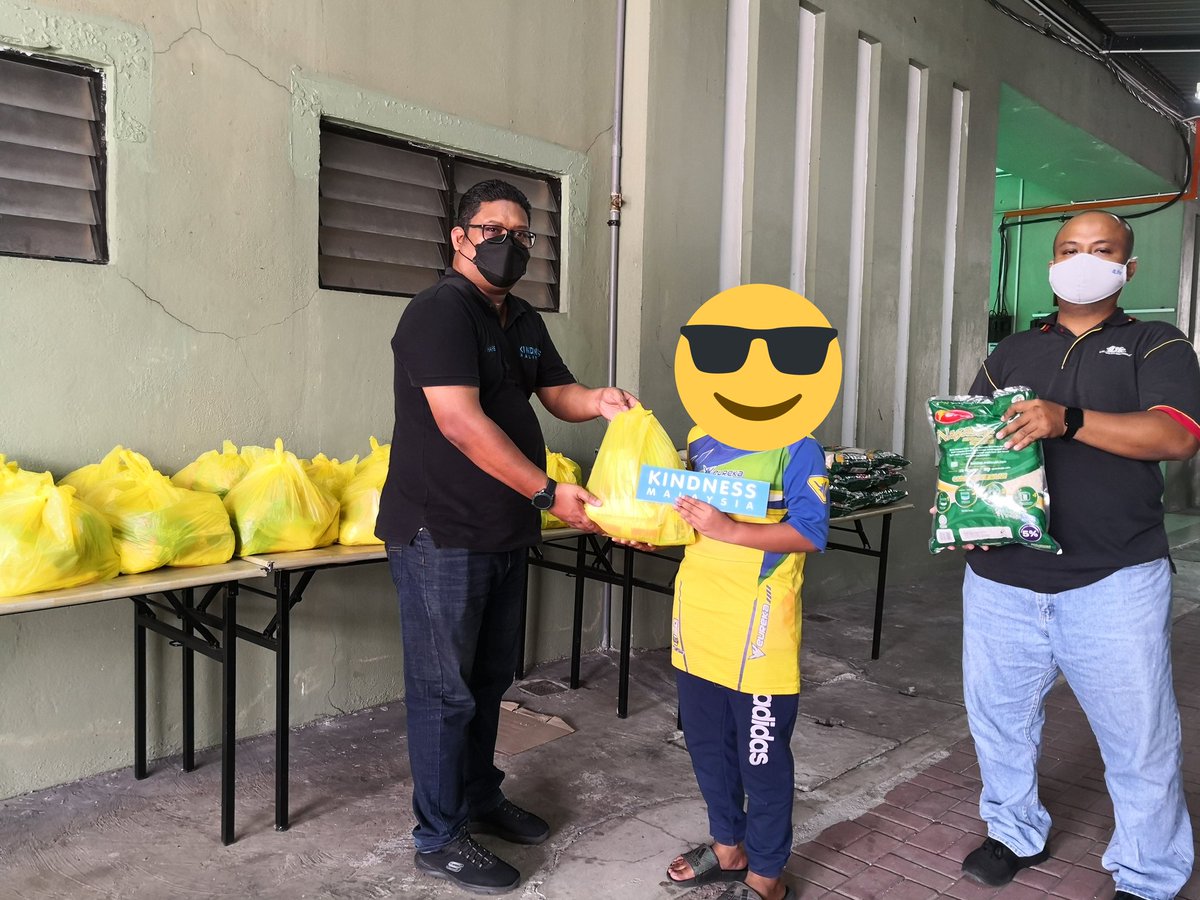 Kindnessdotmy's tweet photo. Tolong menolong amalan mulia. Moga adik-adik menjadi anak-anak yang berjaya, baik & dapat bantu ibu bapa selalu.๐๐ค
#MakeMalaysiaKindAgain
#KindnessMalaysia
#ProjekPintuRezeki https://t.co/PaO6L6kT0b