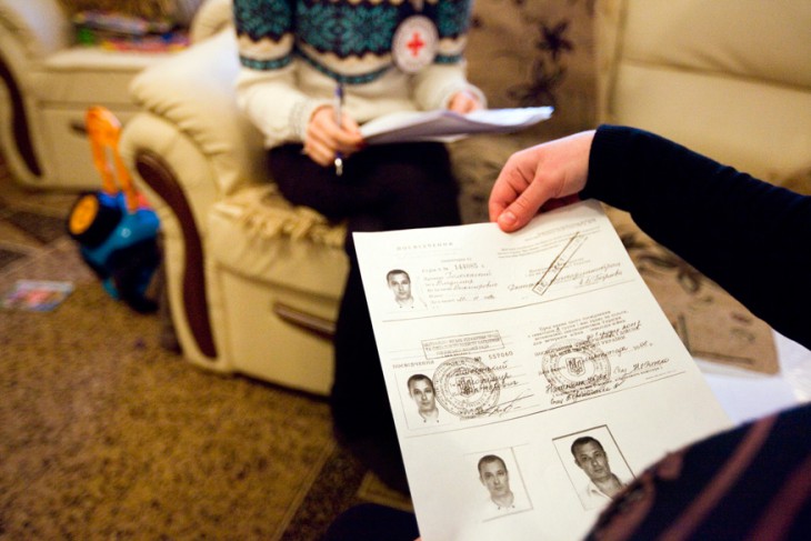 Исчезновение близкого человека - рана, которая не заживет никогда. Любая мелочь будет напоминать о времени, проведенном вместе. 
Запах хлеба. Дорога, по которой вы вместе гуляли. Надежда на встречу не утихает ни на минуту. 
30 августа - Международный день пропавших без вести.