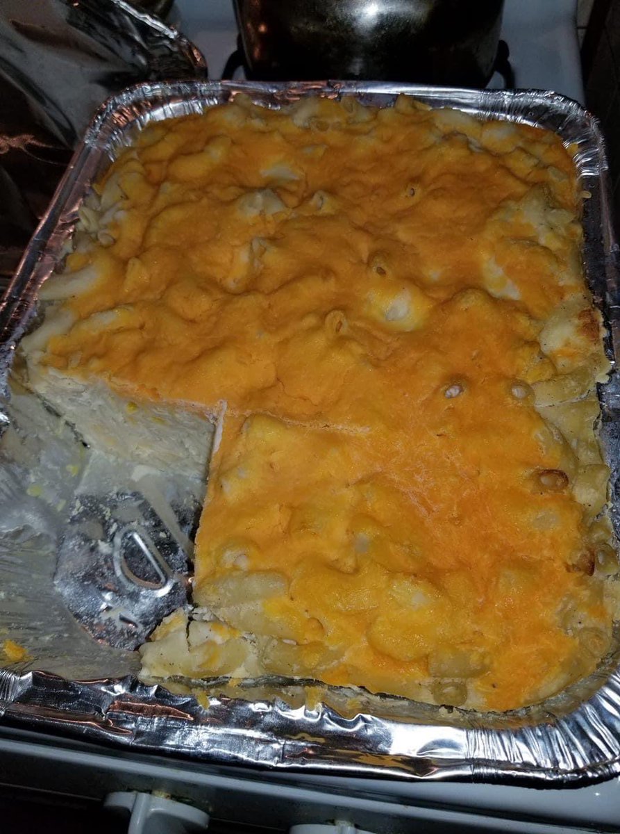 PrettyFaceDee__'s tweet photo. Nobody fuckin with my Mac &amp; cheese https://t.co/2D94amRpCE